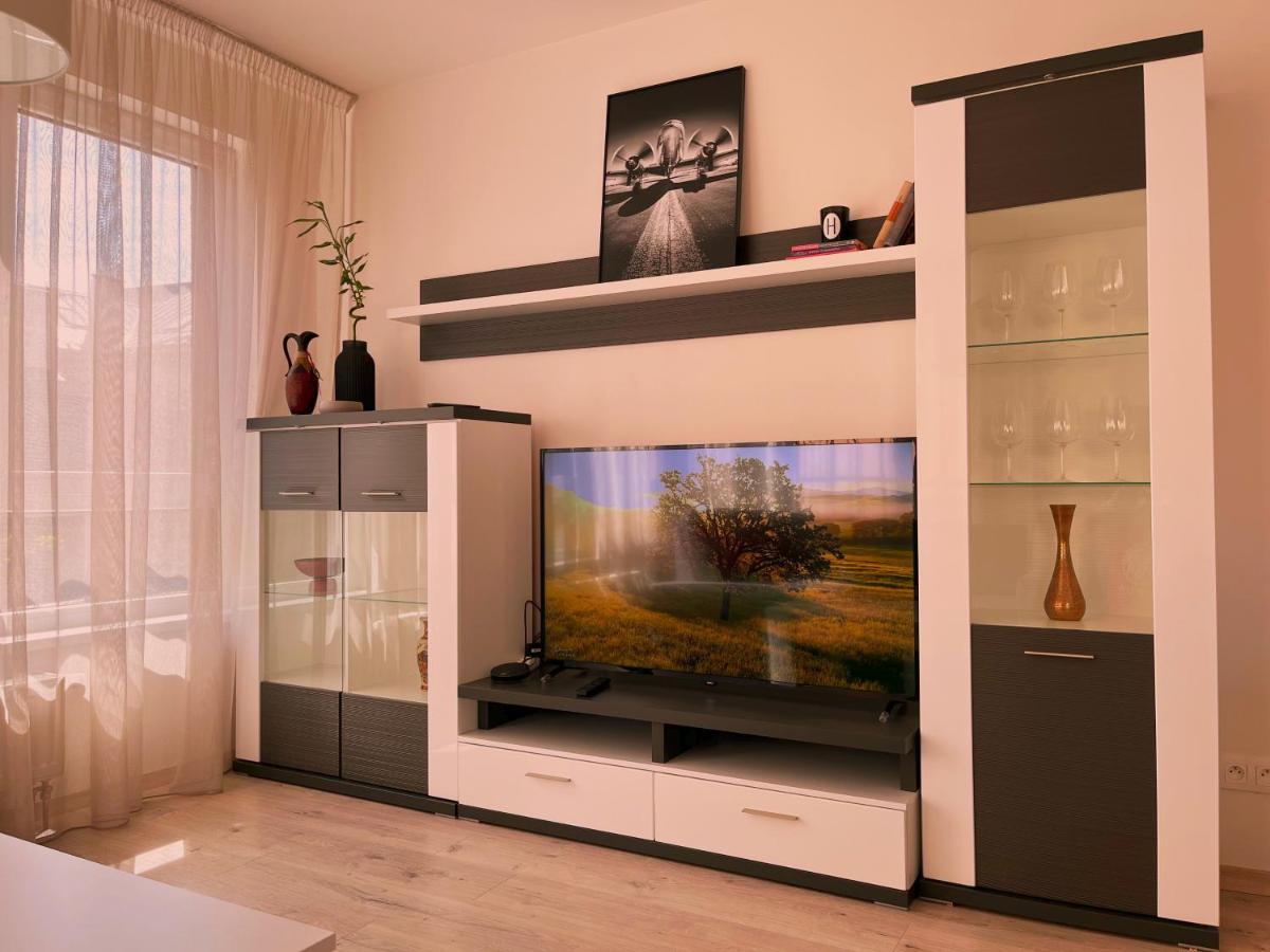 Elegant Escape Apartment I - City Centre Братислава Екстериор снимка