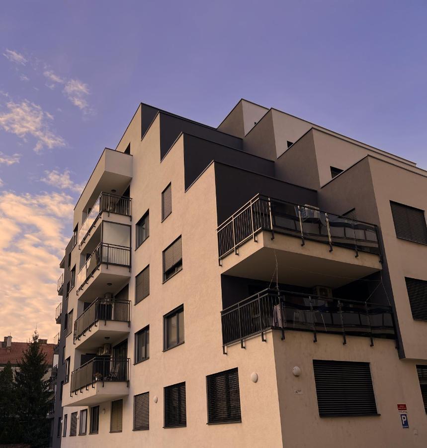 Elegant Escape Apartment I - City Centre Братислава Екстериор снимка